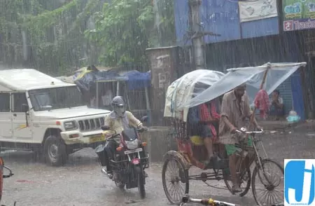 पटना में भीषण तूफान और बारिश से बिगड़े हालात, यातायात और बिजली आपूर्ति ठप पटना में भीषण तूफान और बारिश से बिगड़े हालात, यातायात और बिजली आपूर्ति ठप