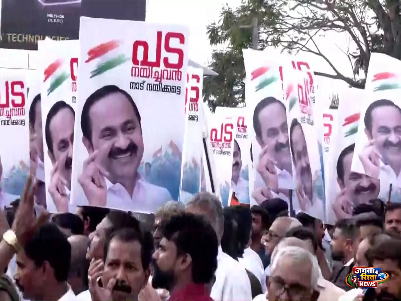 केरल में कांग्रेस के मार्च में वीडी सतीशन के समर्थक, उन्हें CM बनाने की मांग केरल में कांग्रेस के मार्च में वीडी सतीशन के समर्थक, उन्हें CM बनाने की मांग