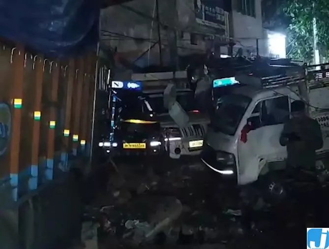 बाजार में घुसे बेकाबू ट्रक ने मचाई चीख-पुकार, पांच की गई जान, 20 घायल बाजार में घुसे बेकाबू ट्रक ने मचाई चीख-पुकार, पांच की गई जान, 20 घायल