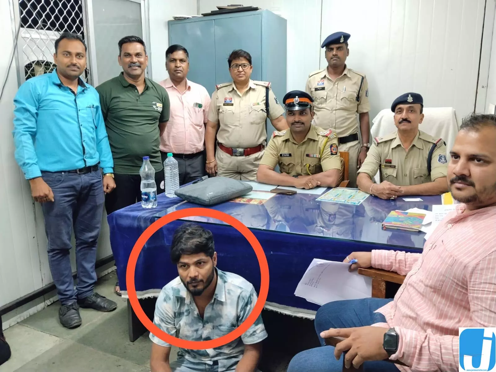 मुंबई हत्या मामले का फरार आरोपी रायपुर रेलवे स्टेशन से गिरफ्तार मुंबई हत्या मामले का फरार आरोपी रायपुर रेलवे स्टेशन से गिरफ्तार