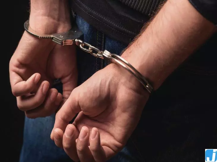डोंगरगढ़ में फार्म हाउस पर छापा, हुक्का पीते 6 युवक गिरफ्तार डोंगरगढ़ में फार्म हाउस पर छापा, हुक्का पीते 6 युवक गिरफ्तार