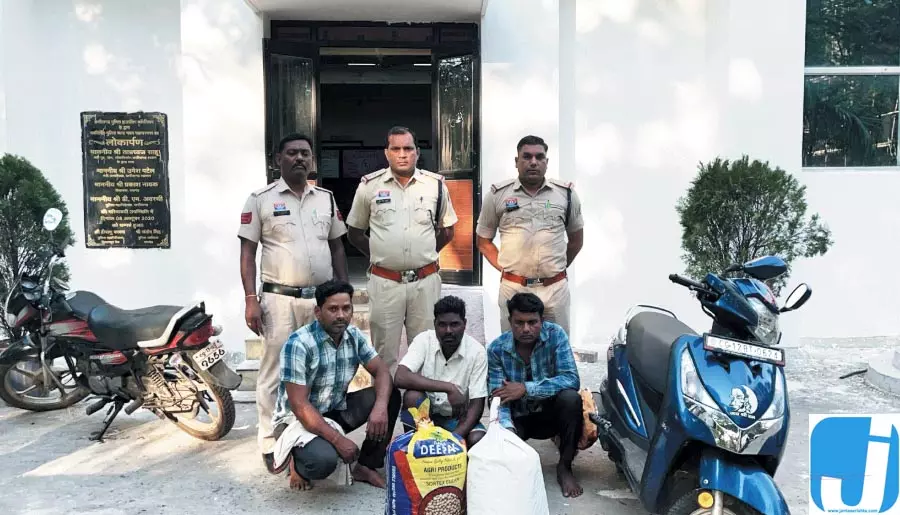रायगढ़ में गांजा तस्करी का भंडाफोड़, ओडिशा से खेप लेकर आ रहे 3 आरोपी गिरफ्तार रायगढ़ में गांजा तस्करी का भंडाफोड़, ओडिशा से खेप लेकर आ रहे 3 आरोपी गिरफ्तार