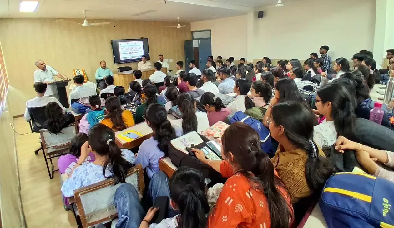 Hisar: समाज सेवा में युवा स्वयंसेवक निभा रहे अहम भूमिका Hisar: समाज सेवा में युवा स्वयंसेवक निभा रहे अहम भूमिका