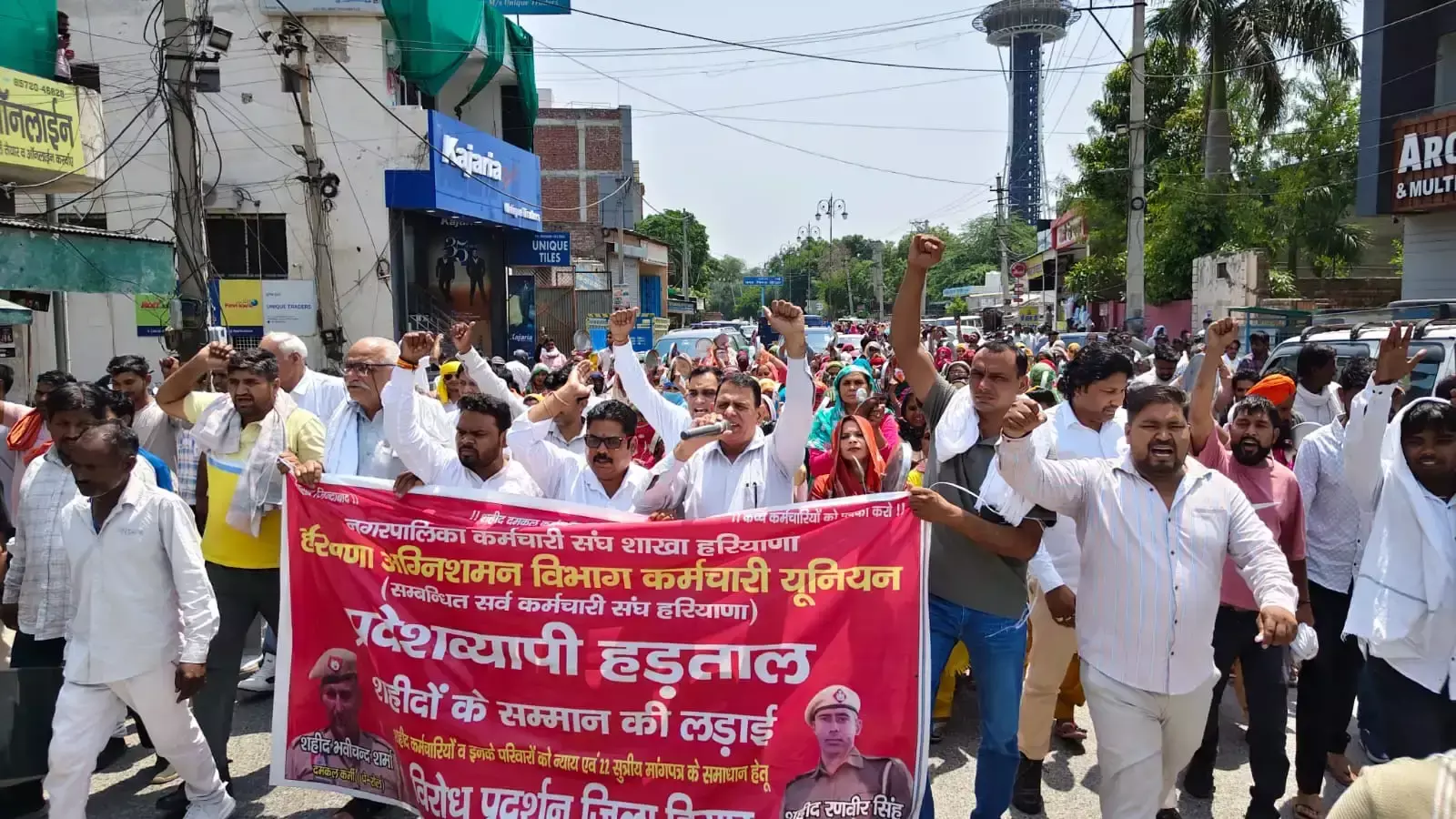 Hisar: हड़ताल के चलते सड़कों पर फैला कचरा Hisar: हड़ताल के चलते सड़कों पर फैला कचरा