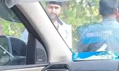 Gurugram में टैक्सी-कार हादसे के बाद लड़की को परेशान Gurugram में टैक्सी-कार हादसे के बाद लड़की को परेशान