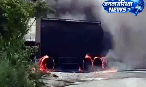 Gurugram में चलती ट्रक में आग लगी, कोई हताहत नहीं Gurugram में चलती ट्रक में आग लगी, कोई हताहत नहीं