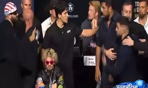 Video- UFC प्रेस कॉन्फ्रेंस में इलिया टोपुरिया से बहस के बाद जोश होकिट को बाहर किया गया