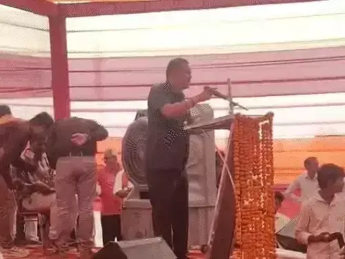 Rajsamand: सरकारी मंच से राजनीतिक बयान पर विवाद Rajsamand: सरकारी मंच से राजनीतिक बयान पर विवाद