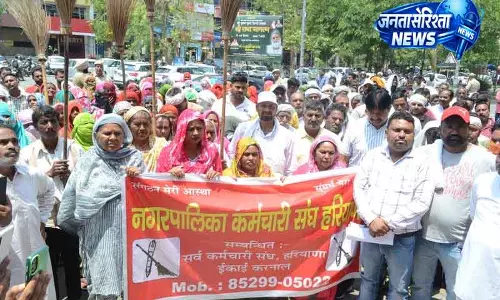 Karnal में सफाई कर्मचारी हाथों में झाड़ू लेकर सड़कों पर उतरे Karnal में सफाई कर्मचारी हाथों में झाड़ू लेकर सड़कों पर उतरे