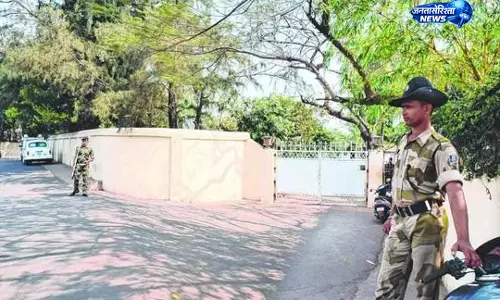नवीन निवास के बाहर लगे बैरिकेड पर विवाद, HC की टिप्पणी के बाद प्रशासनिक समीक्षा तेज नवीन निवास के बाहर लगे बैरिकेड पर विवाद, HC की टिप्पणी के बाद प्रशासनिक समीक्षा तेज