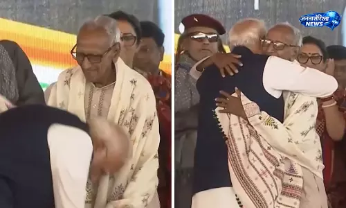 शपथ ग्रहण समारोह में भावुक क्षण का दावा, PM Modi ने 98 वर्षीय भाजपा नेता से लिया आशीर्वाद शपथ ग्रहण समारोह में भावुक क्षण का दावा, PM Modi ने 98 वर्षीय भाजपा नेता से लिया आशीर्वाद