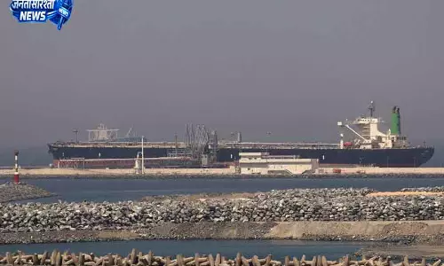 UAE ने ड्रोन और मिसाइल हमलों की रिपोर्ट दी UAE ने ड्रोन और मिसाइल हमलों की रिपोर्ट दी