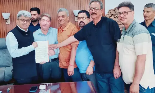 Jammu: मुख्य सचिव के समक्ष कश्मीरी पंडितों की मांग Jammu: मुख्य सचिव के समक्ष कश्मीरी पंडितों की मांग