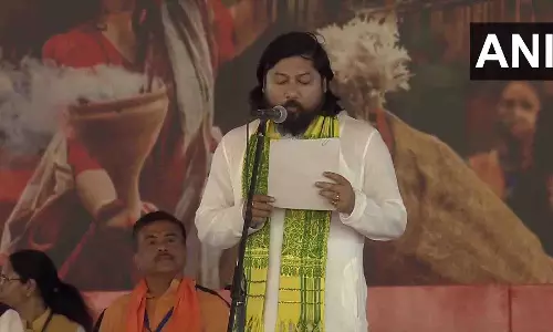 पूर्व केंद्रीय मंत्री निसिथ प्रामाणिक ने ली मंत्री पद की शपथ, इन विधायकों ने भी ली मंत्री पद की शपथ पूर्व केंद्रीय मंत्री निसिथ प्रामाणिक ने ली मंत्री पद की शपथ, इन विधायकों ने भी ली मंत्री पद की शपथ