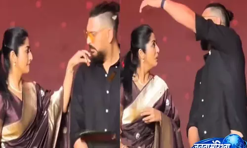 Kerala event: युवराज सिंह की ओर नव्या नायर का प्यारा इशारा वायरल Kerala event: युवराज सिंह की ओर नव्या नायर का प्यारा इशारा वायरल