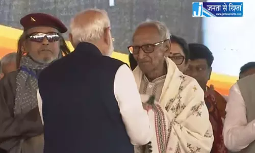 PM मोदी ने लिया वरिष्ठ भाजपा कार्यकर्ता माखनलाल सरकार का आशीर्वाद
