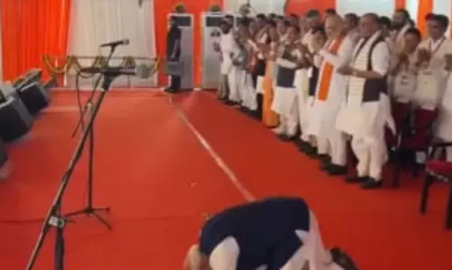 दंडवत होकर PM मोदी ने बंगाल की जनता का किया प्रणाम,Video