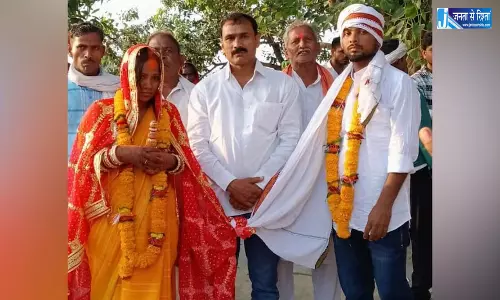 शादी में पहुंचा था प्रेमी, स्टेज से भागकर उसी ओर दौड़ी दुल्हन शादी में पहुंचा था प्रेमी, स्टेज से भागकर उसी ओर दौड़ी दुल्हन
