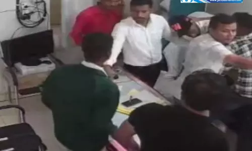 नगर पंचायत में मारपीट, एकाउंटेंट ने इंजीनियर के खिलाफ लिखवाई रिपोर्ट नगर पंचायत में मारपीट, एकाउंटेंट ने इंजीनियर के खिलाफ लिखवाई रिपोर्ट