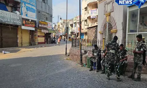 Karimnagar में पूर्ण बंद के कारण बीआरएस नेता नजरबंद Karimnagar में पूर्ण बंद के कारण बीआरएस नेता नजरबंद