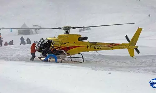 Gulmarg में फंसे पर्यटकों को सेना ने सुरक्षित निकाला Gulmarg में फंसे पर्यटकों को सेना ने सुरक्षित निकाला