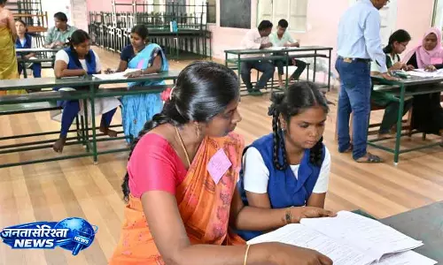 Kancheepuram दृष्टिबाधित बुनकर की बेटी ने प्लस टू परीक्षा में 565 अंक हासिल किए