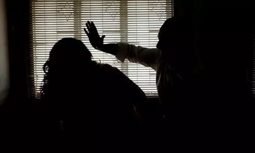 Farrukhabad: बेटे की पिटाई से मां अस्पताल में भर्ती, बेटे की हिंसा से हड़कंप Farrukhabad: बेटे की पिटाई से मां अस्पताल में भर्ती, बेटे की हिंसा से हड़कंप