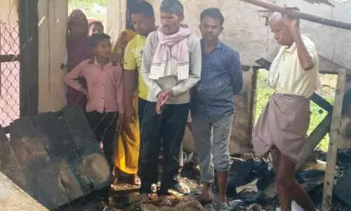 Farrukhabad: संदिग्ध आग में दुकानदार का सब कुछ जलकर राख Farrukhabad: संदिग्ध आग में दुकानदार का सब कुछ जलकर राख