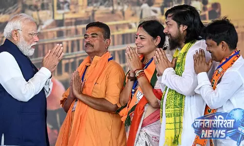 पहली BJP सरकार का गठन, सुवेंदु अधिकारी बने मुख्यमंत्री, पांच मंत्रियों ने ली शपथ पहली BJP सरकार का गठन, सुवेंदु अधिकारी बने मुख्यमंत्री, पांच मंत्रियों ने ली शपथ