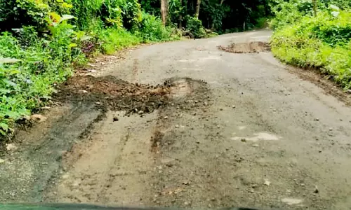 Kerala : मनथुर–मनियाकुम्पारा–करिनकुन्नम रोड की हालत खराब Kerala : मनथुर–मनियाकुम्पारा–करिनकुन्नम रोड की हालत खराब
