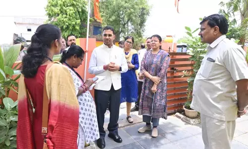 कलेक्टर ने प्रगणक बन किया डिजिटल जनगणना कलेक्टर ने प्रगणक बन किया डिजिटल जनगणना