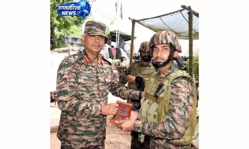 GOC ने एलओसी पर ऑपरेशन और तैयारी पर रखी नजर GOC ने एलओसी पर ऑपरेशन और तैयारी पर रखी नजर