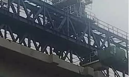 मेट्रो का काम चलते समय बड़ा हादसा, तेज हवा से गिरे लोहे के पत्रे मेट्रो का काम चलते समय बड़ा हादसा, तेज हवा से गिरे लोहे के पत्रे