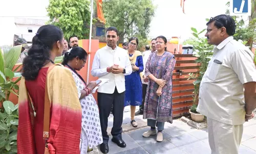 कलेक्टर ने प्रगणक बन किया डिजिटल जनगणना कलेक्टर ने प्रगणक बन किया डिजिटल जनगणना