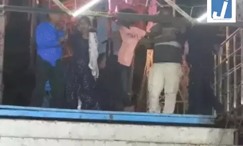 OMG! झूले के विवाद में कर्मचारी ने महिला को मारी लात, वीडियो हुआ वायरल OMG! झूले के विवाद में कर्मचारी ने महिला को मारी लात, वीडियो हुआ वायरल