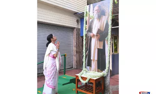Mamata Banerjee ने आवास पर मनाई रवींद्र जयंती, समारोह पर पाबंदियों का लगाया आरोप Mamata Banerjee ने आवास पर मनाई रवींद्र जयंती, समारोह पर पाबंदियों का लगाया आरोप