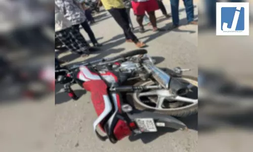 लापरवाही की भेंट चढ़ी जिंदगी: हेडफोन लगाकर बाइक चला रहे युवक को ट्रैक्टर ने मारी टक्कर, दर्दनाक मौत लापरवाही की भेंट चढ़ी जिंदगी: हेडफोन लगाकर बाइक चला रहे युवक को ट्रैक्टर ने मारी टक्कर, दर्दनाक मौत