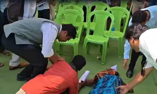 आवास की आस में अधिकारी के चरणों में गिरे पति-पत्नी
