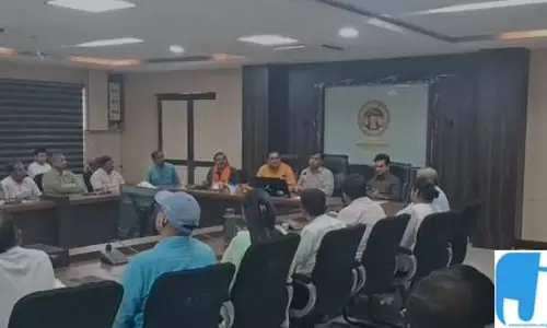 रीवा में कलेक्टर और कर्मचारियों के बीच विवाद सुलझा, काम न होने पर तहदीलदार को लगाई थी फटकार रीवा में कलेक्टर और कर्मचारियों के बीच विवाद सुलझा, काम न होने पर तहदीलदार को लगाई थी फटकार