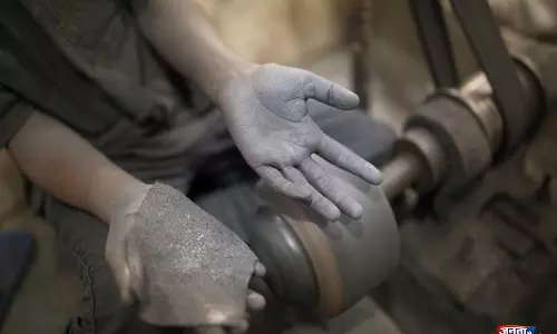 Pakistan में घरेलू कामगार श्रम कानूनों के वादों के बावजूद अब भी शोषण के जाल में फँसे हुए