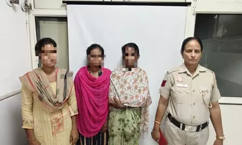 मेट्रो स्टेशन चोरी मामला सुलझा, तीन महिलाएं गिरफ्तार मेट्रो स्टेशन चोरी मामला सुलझा, तीन महिलाएं गिरफ्तार