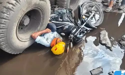 SECL कर्मी की दर्दनाक मौत: गड्ढों से फिसली बाइक, ट्रेलर ने कुचला SECL कर्मी की दर्दनाक मौत: गड्ढों से फिसली बाइक, ट्रेलर ने कुचला