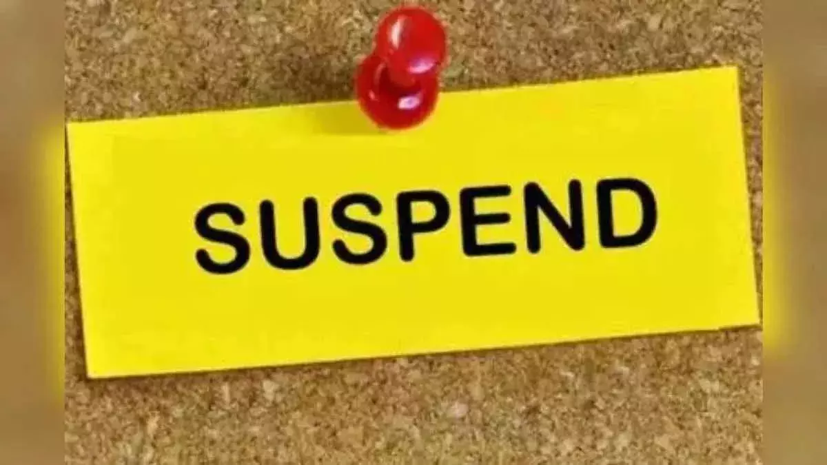 पटवारी को दुर्ग कलेक्टर ने किया सस्पेंड, रिश्वत लेते वीडियो हुआ था वायरल पटवारी को दुर्ग कलेक्टर ने किया सस्पेंड, रिश्वत लेते वीडियो हुआ था वायरल