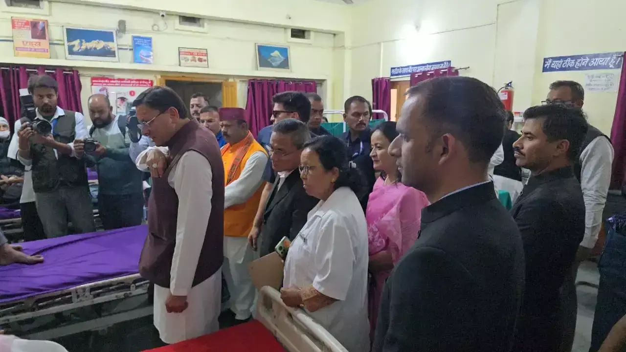 Dehradun: जिला अस्पताल की व्यवस्थाओं का सीएम ने लिया जायजा Dehradun: जिला अस्पताल की व्यवस्थाओं का सीएम ने लिया जायजा