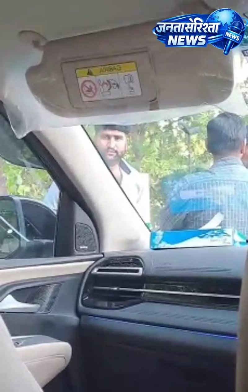 Gurugram में टैक्सी-कार हादसे के बाद लड़की को परेशान Gurugram में टैक्सी-कार हादसे के बाद लड़की को परेशान