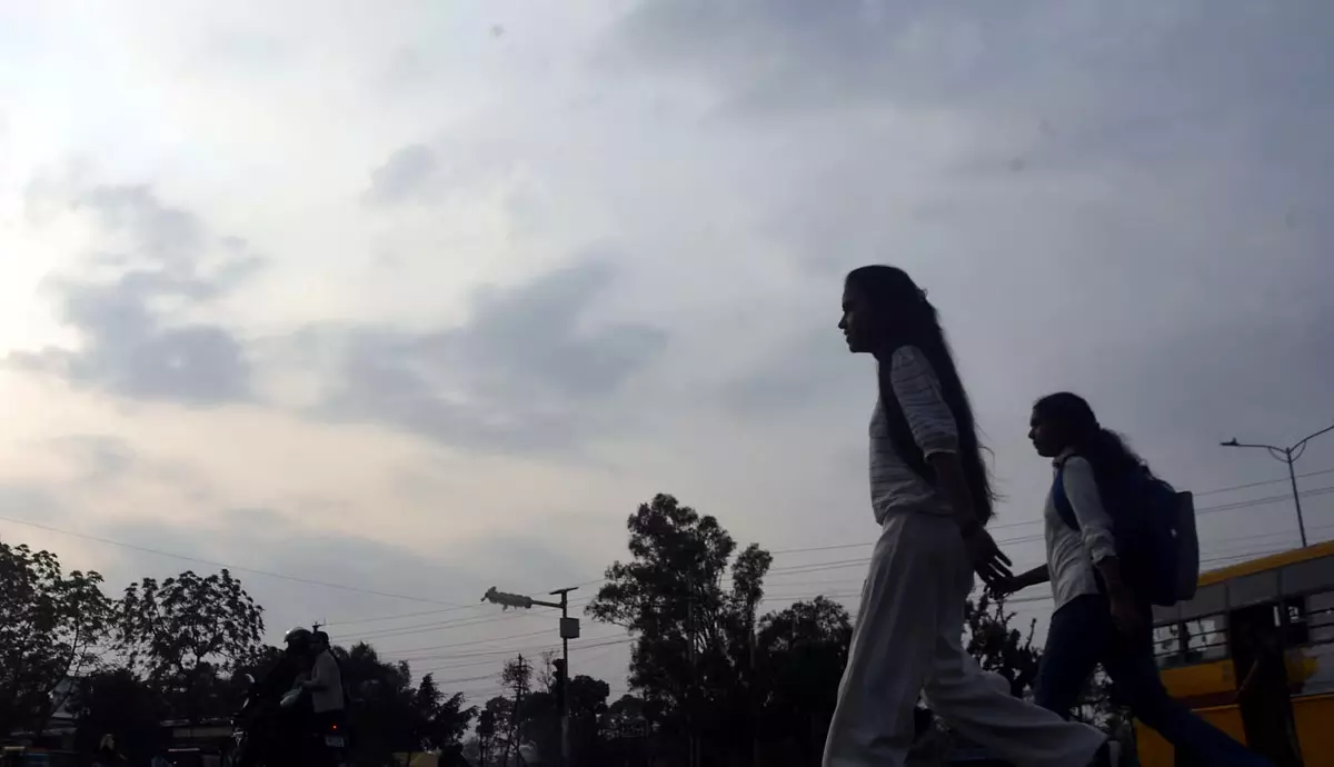 मध्य प्रदेश में मौसम का मिजाज बदला, कई जिलों में बारिश और तूफान मध्य प्रदेश में मौसम का मिजाज बदला, कई जिलों में बारिश और तूफान