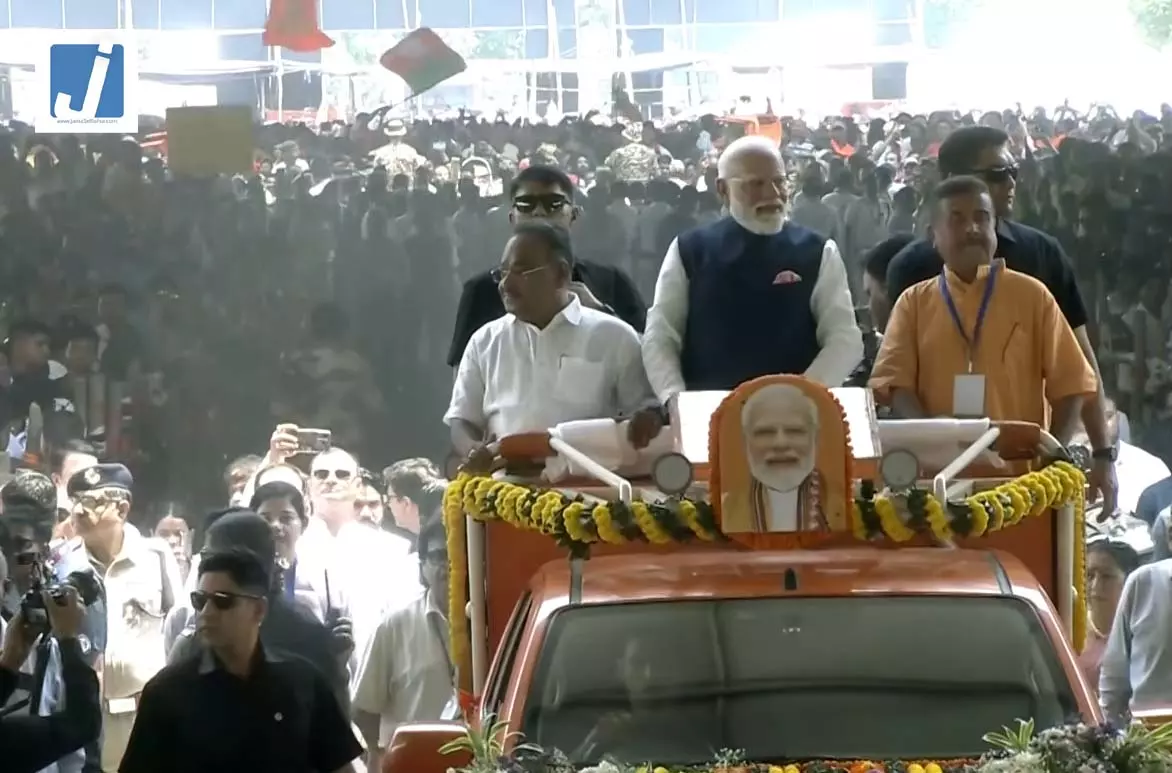 LIVE: कुछ देर में शुभेंदु अधिकारी लेंगे शपथ, ब्रिगेड परेड ग्राउंड पहुंचे PM मोदी LIVE: कुछ देर में शुभेंदु अधिकारी लेंगे शपथ, ब्रिगेड परेड ग्राउंड पहुंचे PM मोदी