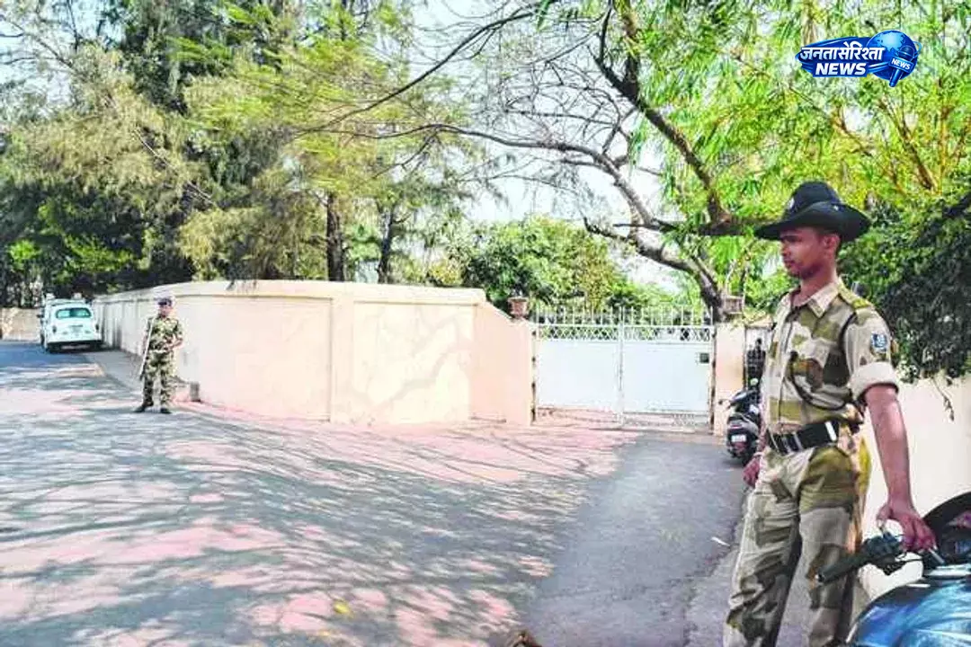 नवीन निवास के बाहर लगे बैरिकेड पर विवाद, HC की टिप्पणी के बाद प्रशासनिक समीक्षा तेज नवीन निवास के बाहर लगे बैरिकेड पर विवाद, HC की टिप्पणी के बाद प्रशासनिक समीक्षा तेज