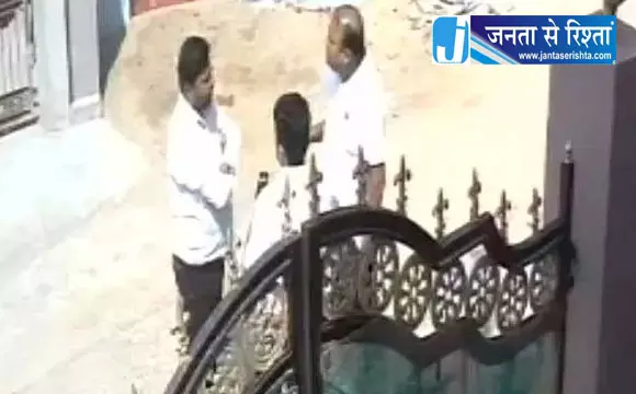 ठेकेदार ने PWD कर्मचारी पर किया हमला, घर में घुसकर मारपीट ठेकेदार ने PWD कर्मचारी पर किया हमला, घर में घुसकर मारपीट