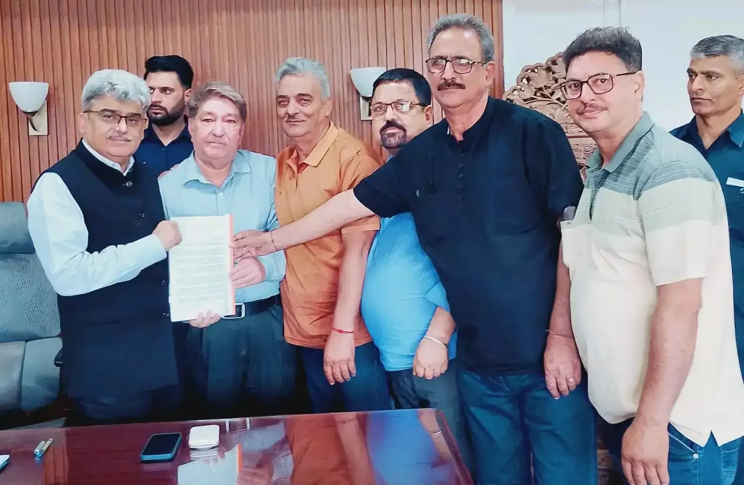 Jammu: मुख्य सचिव के समक्ष कश्मीरी पंडितों की मांग Jammu: मुख्य सचिव के समक्ष कश्मीरी पंडितों की मांग